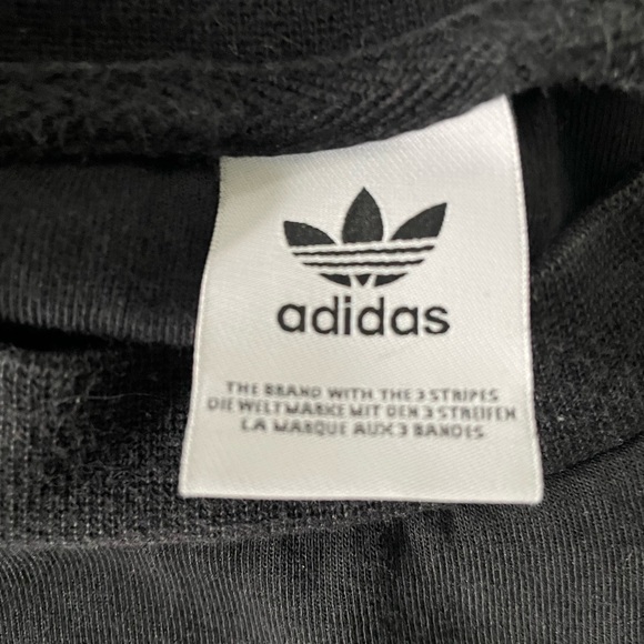 Bundle of 3 sweatshirts sized M. The grey one in the middle is cropped. - Picture 6 of 11